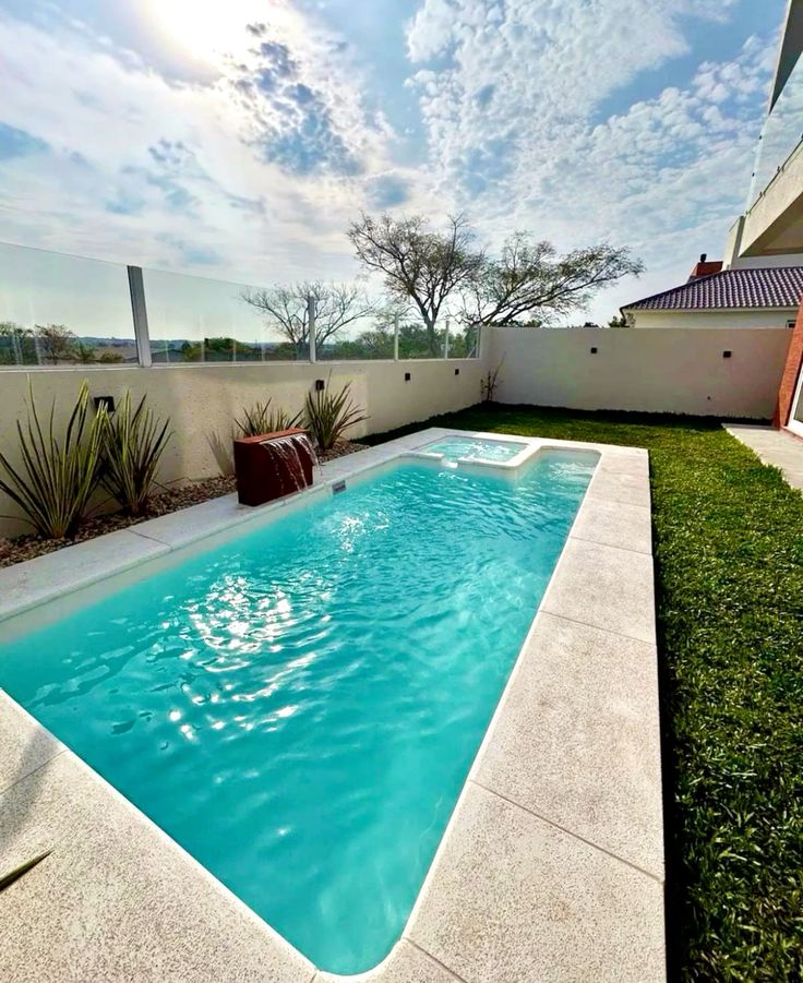 Fabricação e reforma de piscinas em fibra de vidro com resina poliéster e gel coat